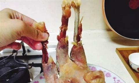 小狗吃鸡骨头肛门受伤，如何预防和应对（宠物安全小贴士）